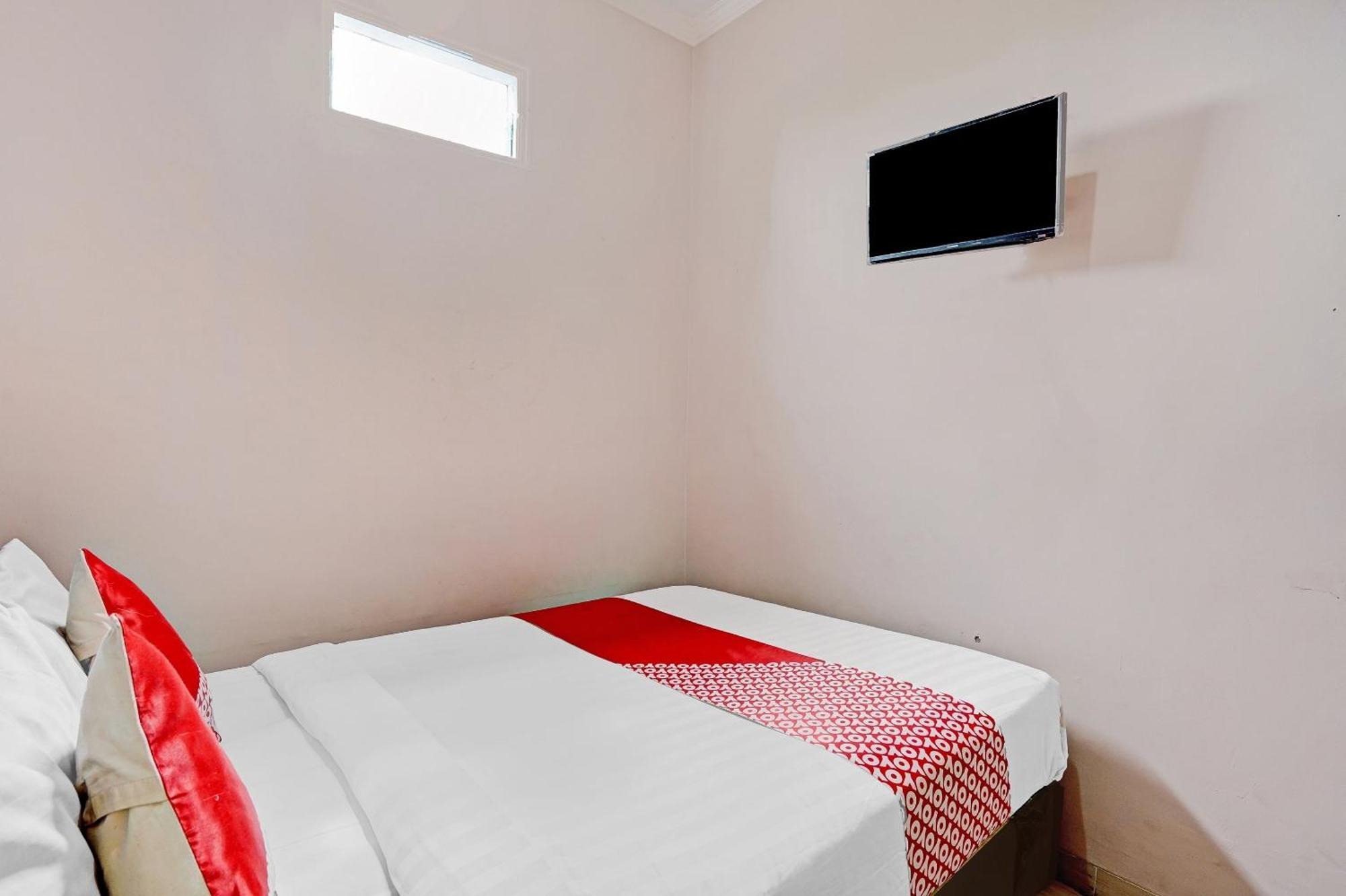 Oyo 90234 Dhoho Family Guest House Кедири Екстериор снимка