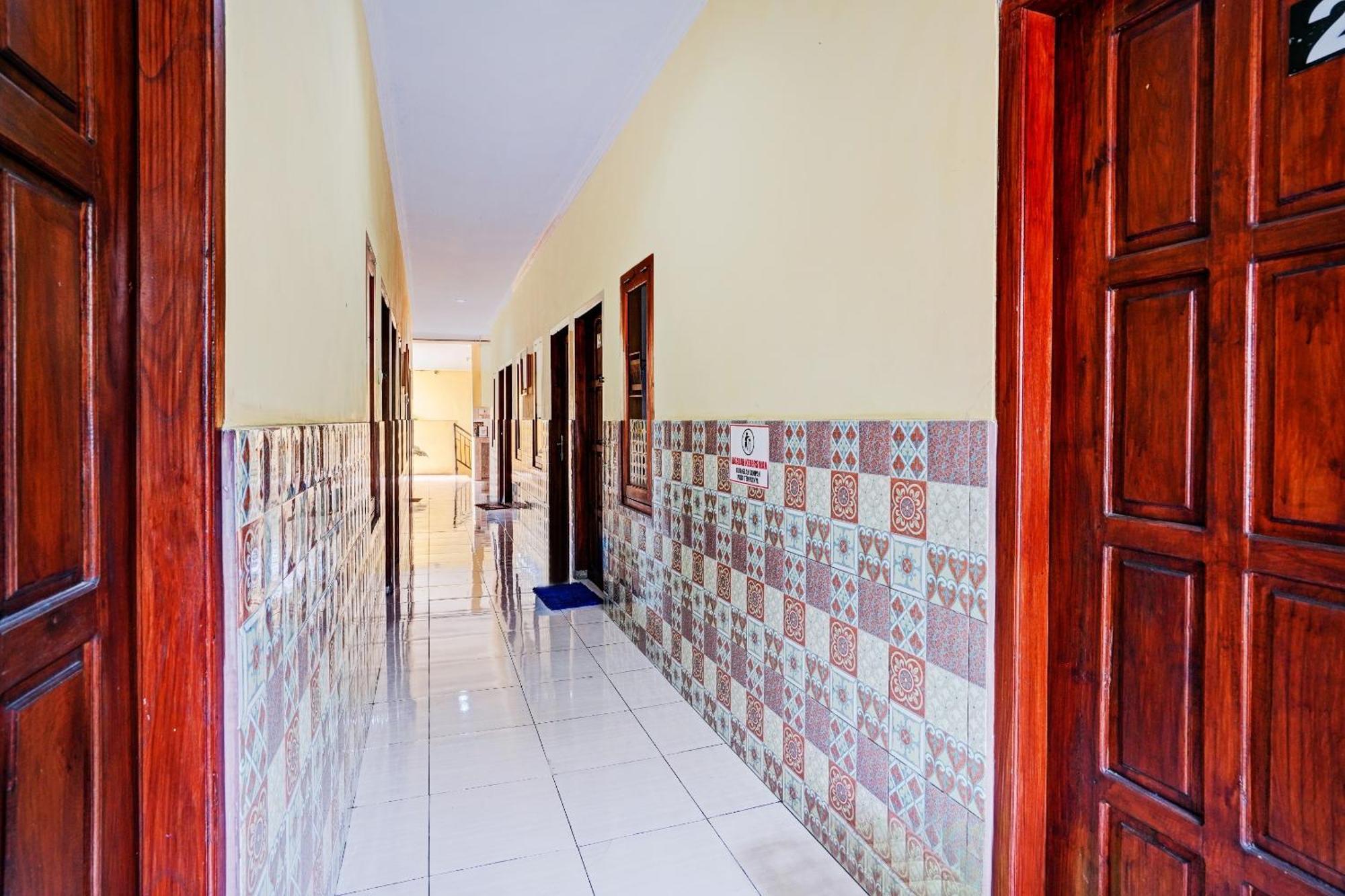 Oyo 90234 Dhoho Family Guest House Кедири Екстериор снимка