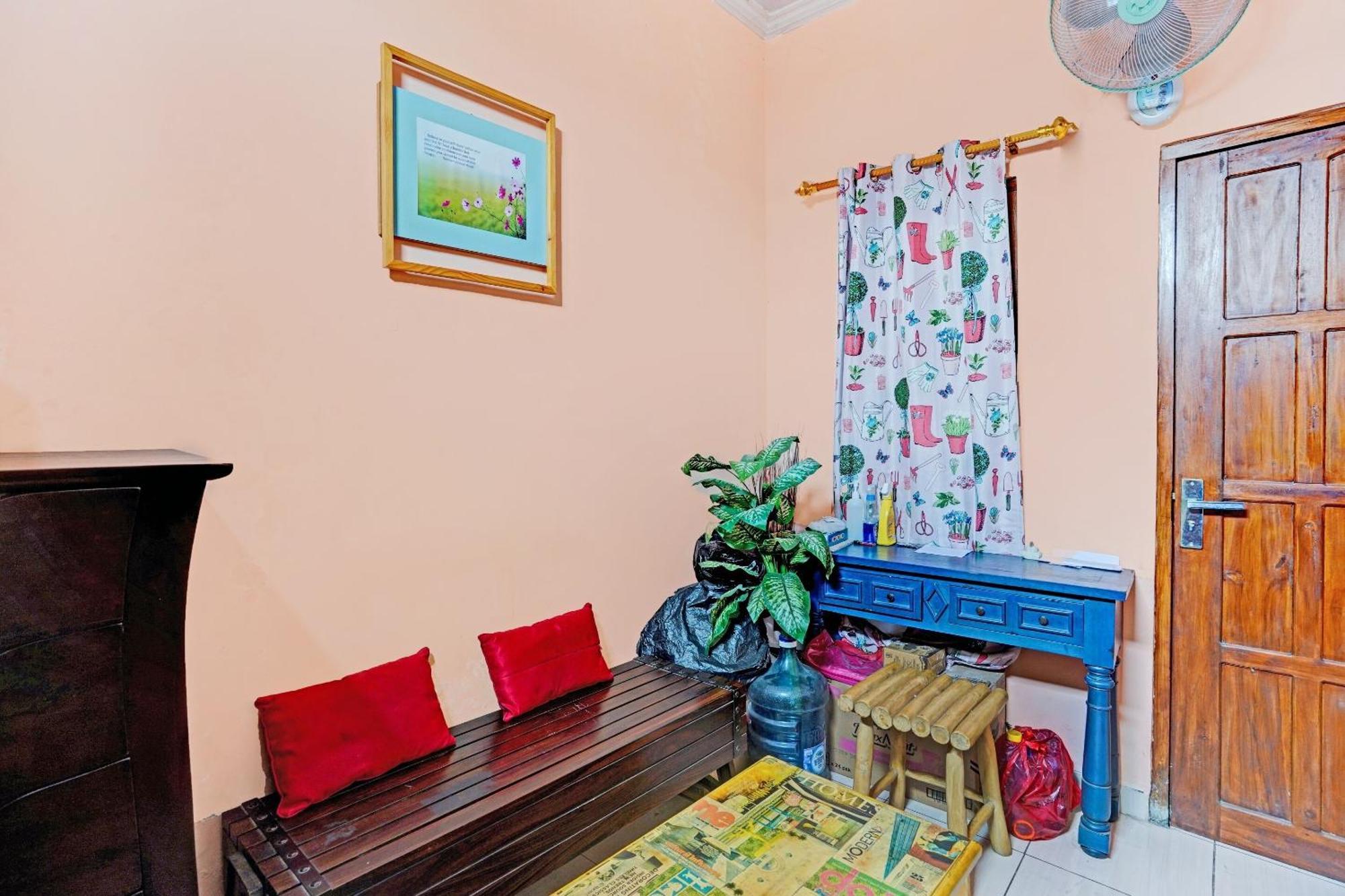 Oyo 90234 Dhoho Family Guest House Кедири Екстериор снимка