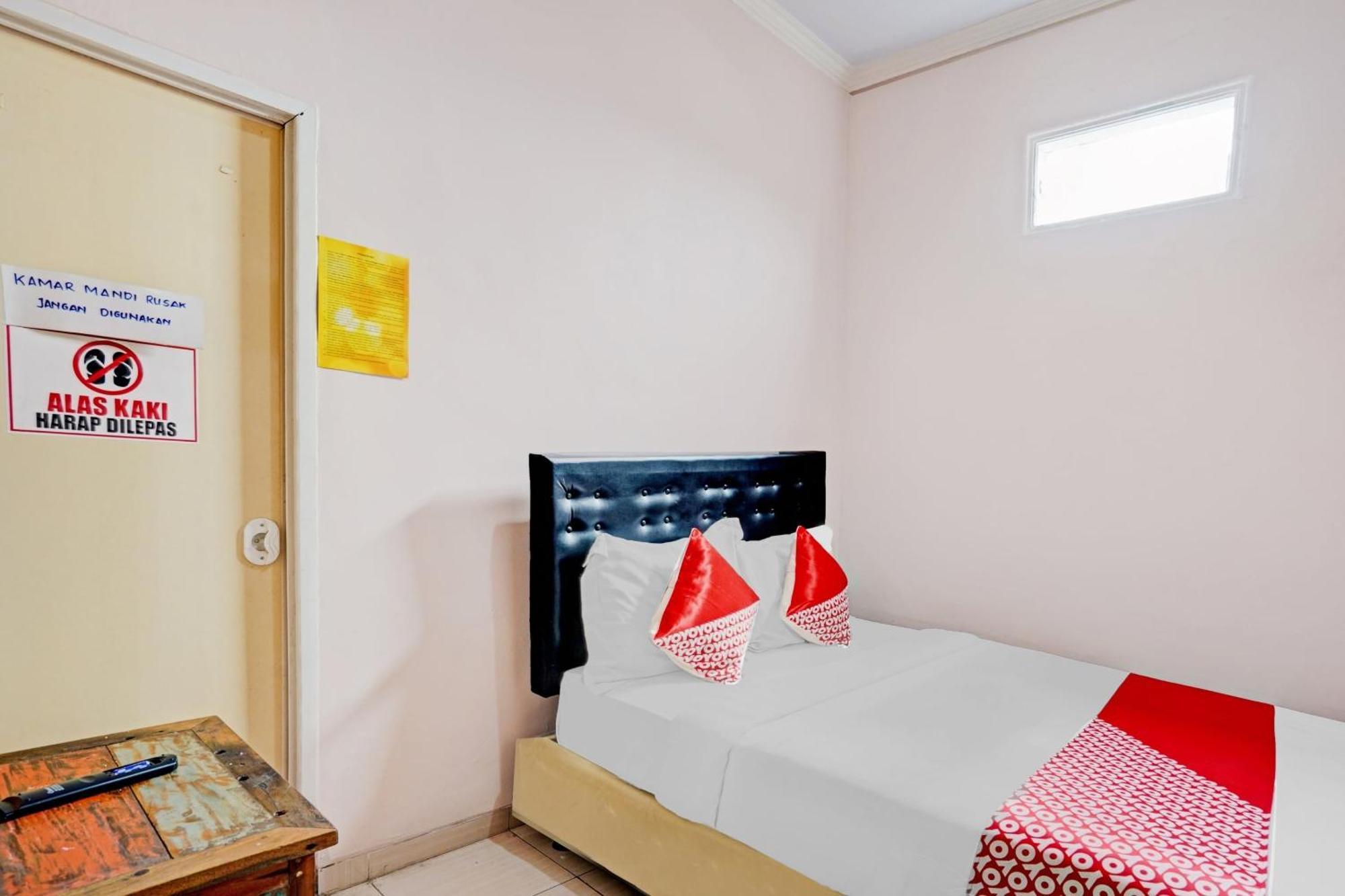 Oyo 90234 Dhoho Family Guest House Кедири Екстериор снимка