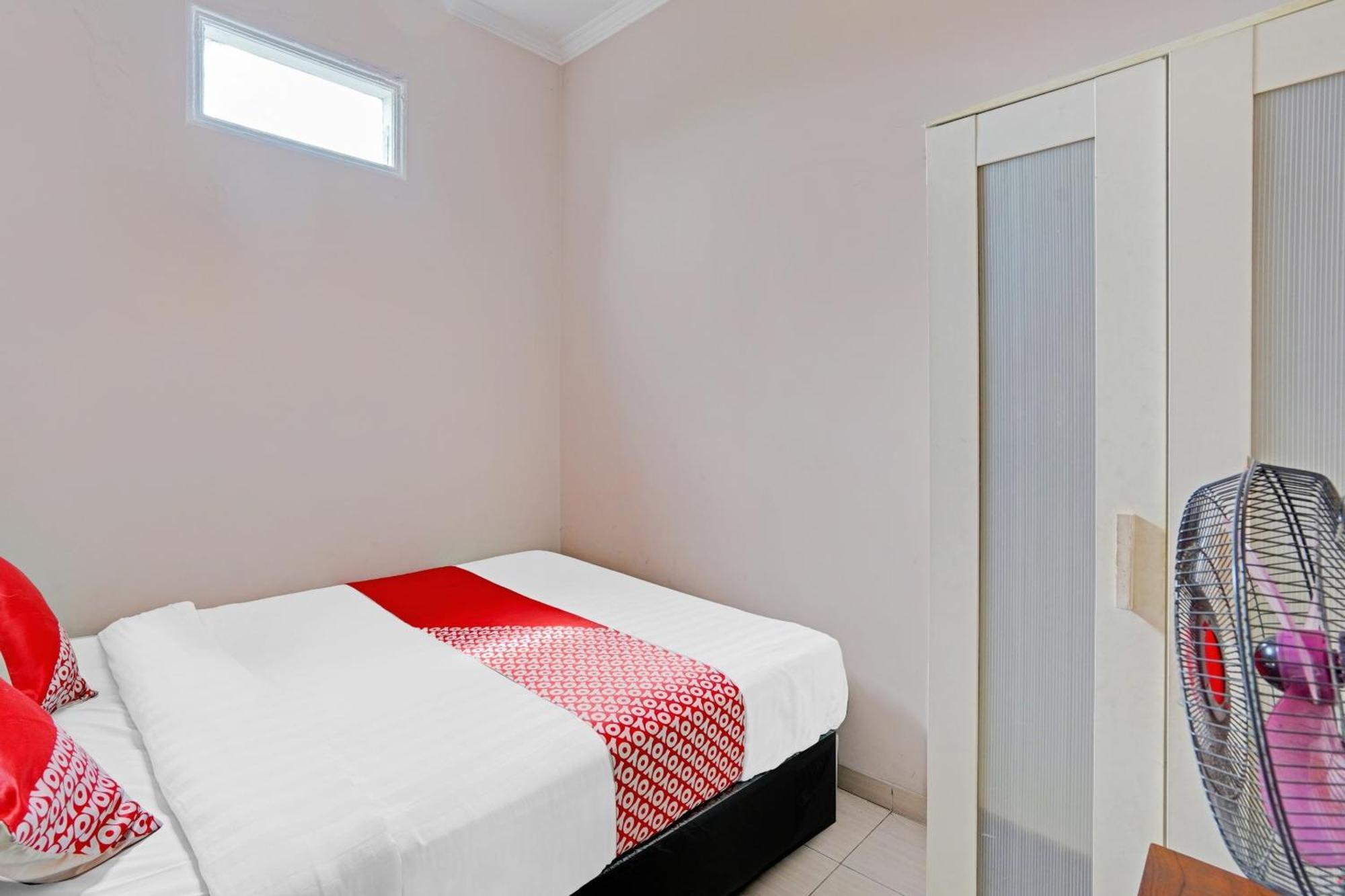 Oyo 90234 Dhoho Family Guest House Кедири Екстериор снимка