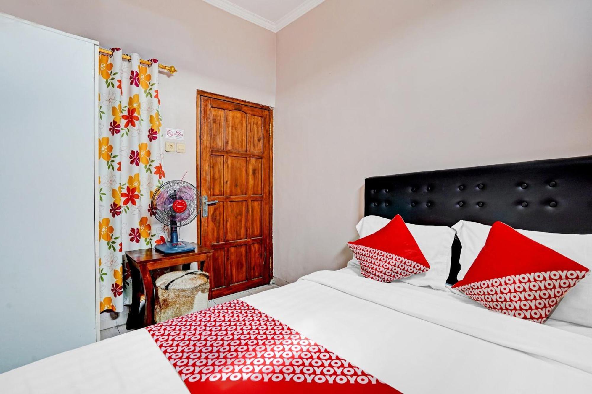 Oyo 90234 Dhoho Family Guest House Кедири Екстериор снимка