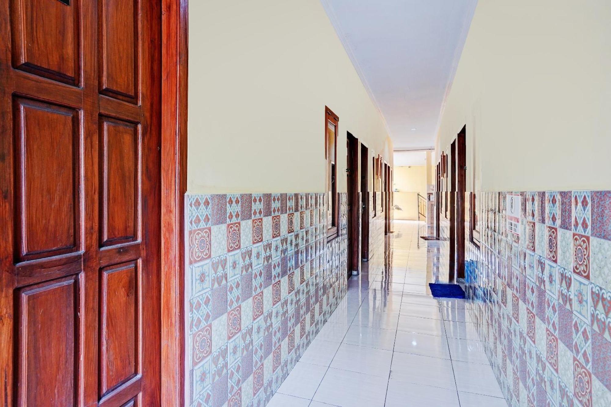 Oyo 90234 Dhoho Family Guest House Кедири Екстериор снимка