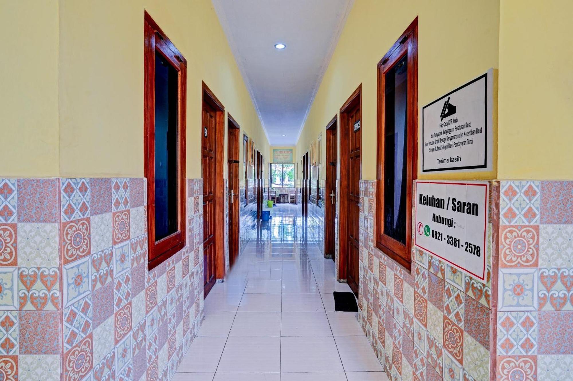 Oyo 90234 Dhoho Family Guest House Кедири Екстериор снимка