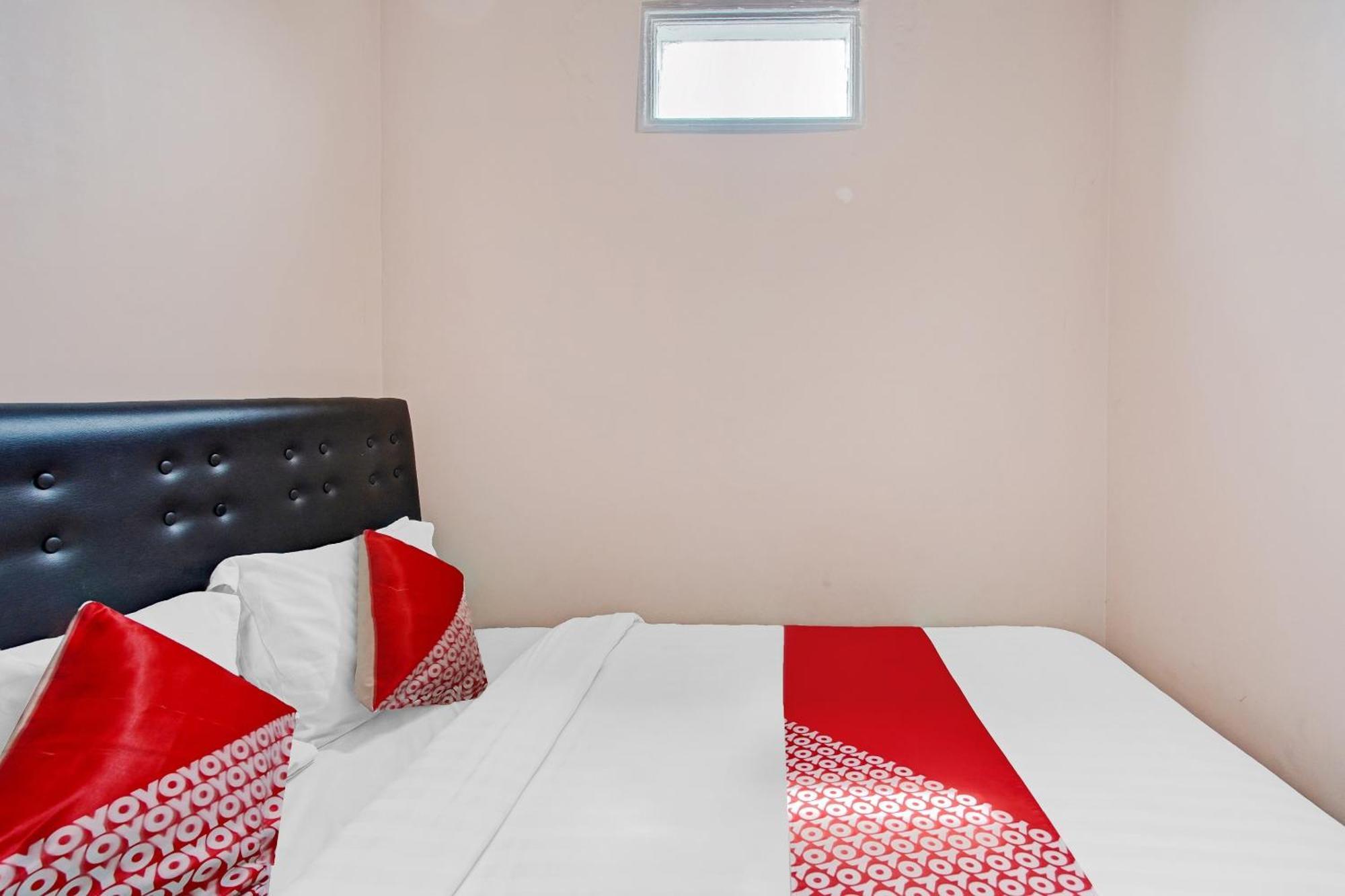Oyo 90234 Dhoho Family Guest House Кедири Екстериор снимка