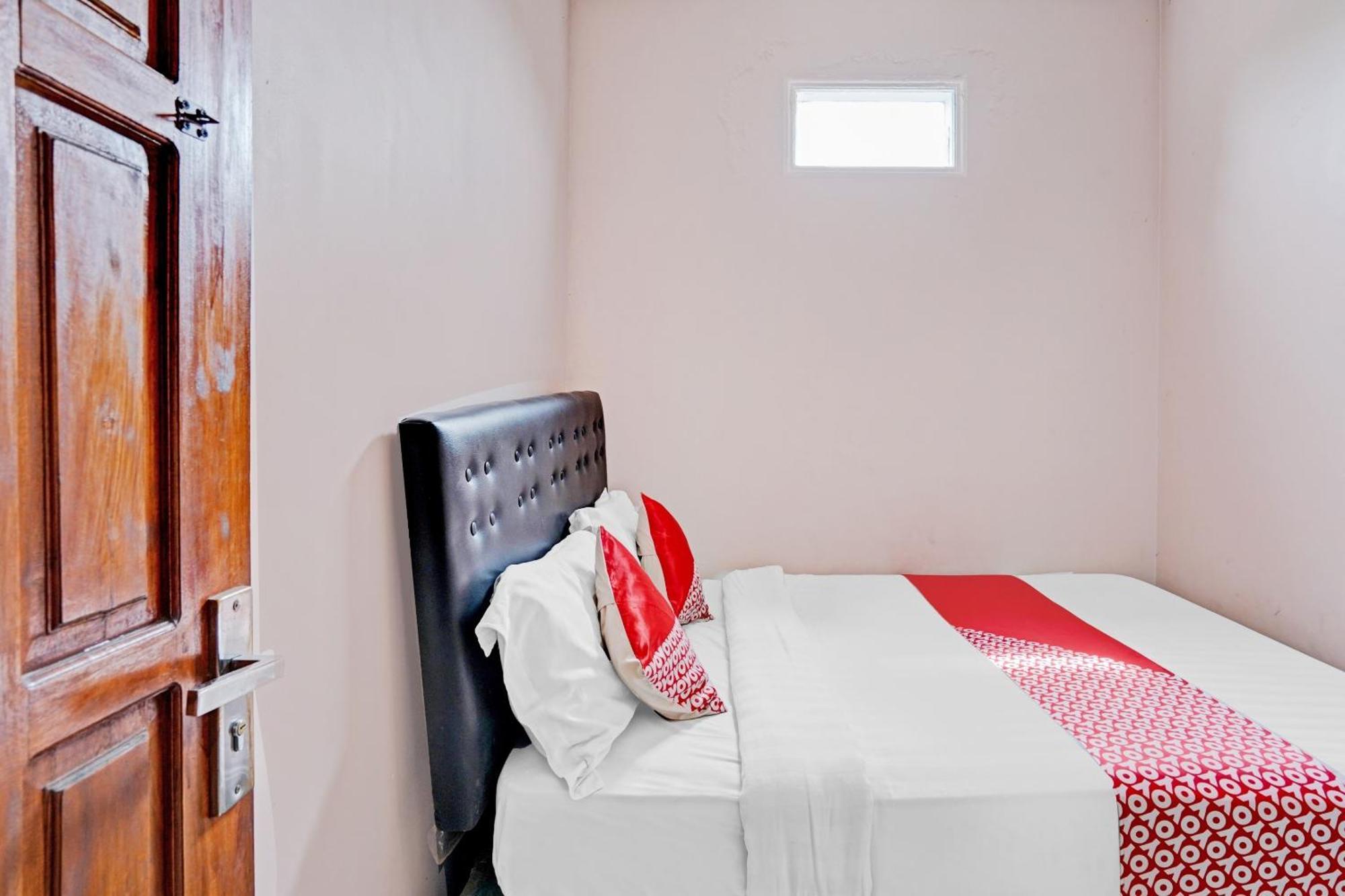 Oyo 90234 Dhoho Family Guest House Кедири Екстериор снимка