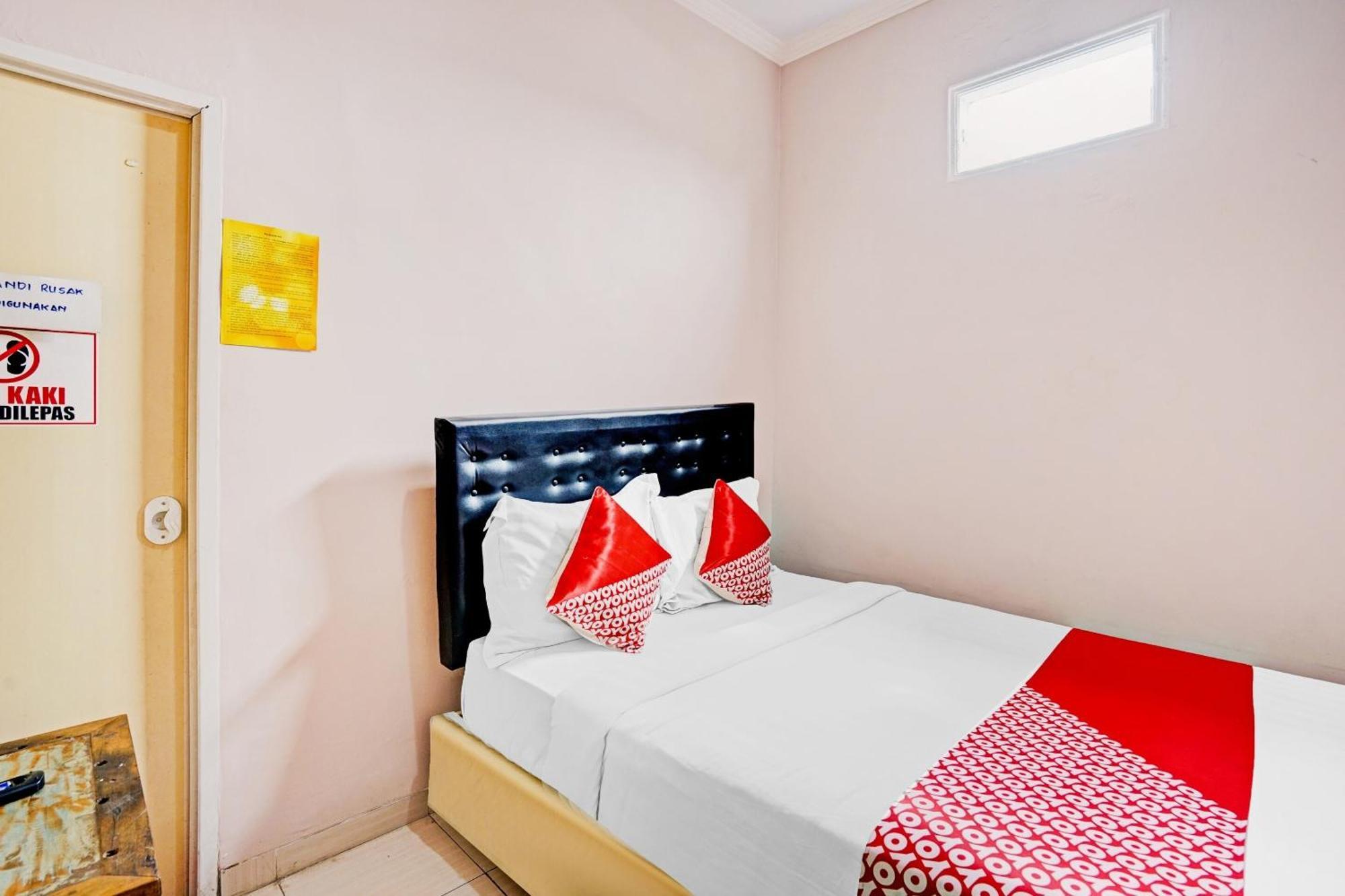 Oyo 90234 Dhoho Family Guest House Кедири Екстериор снимка